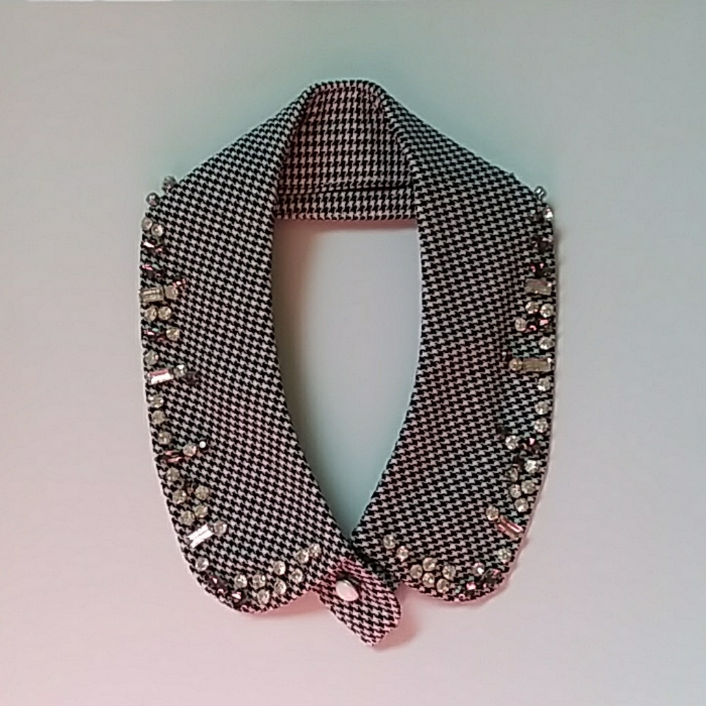 Elegant Black and White Houndstooth Collar